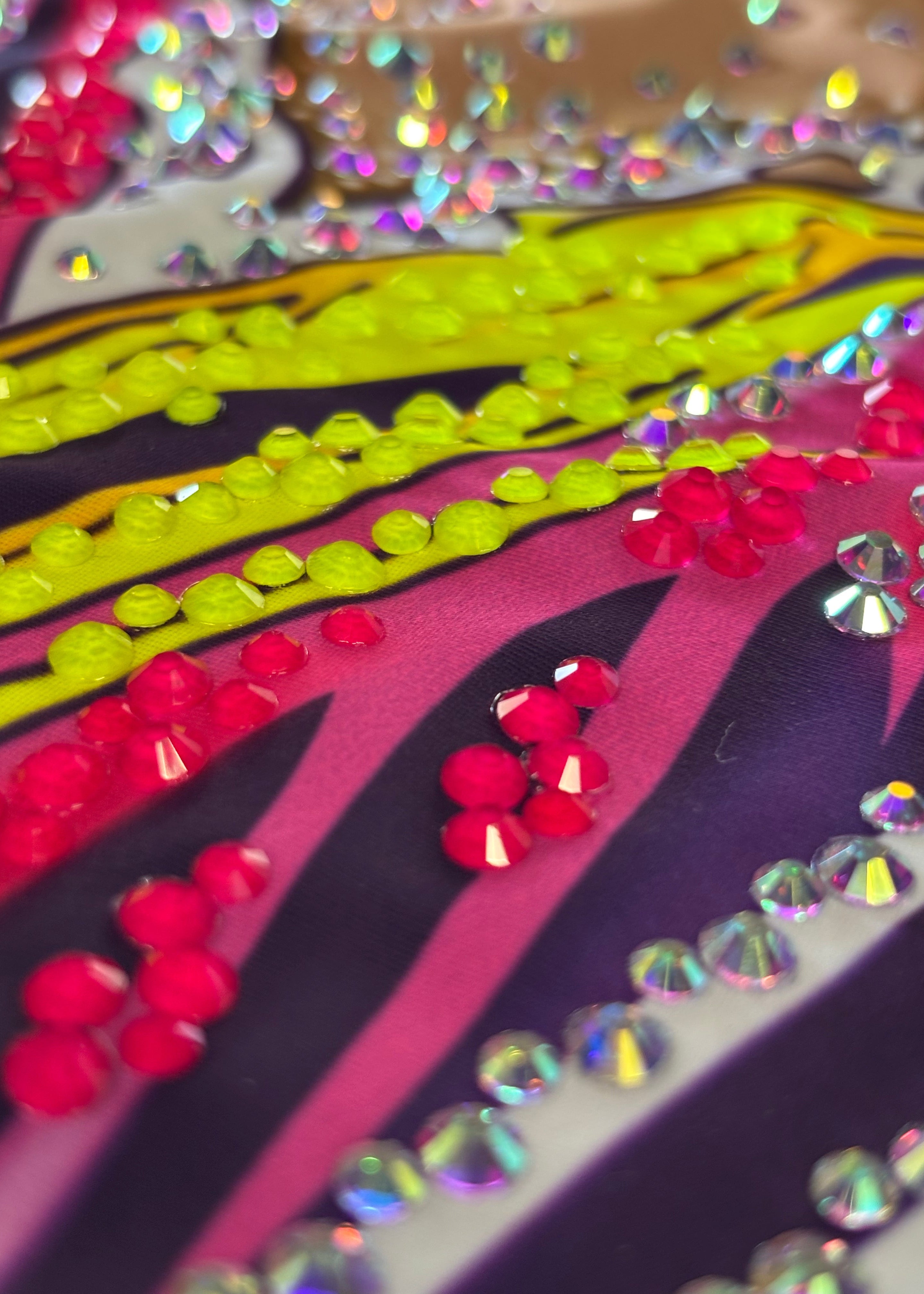Body elastico da ginnastica ritmica senza maniche in viola vibrante con strass.