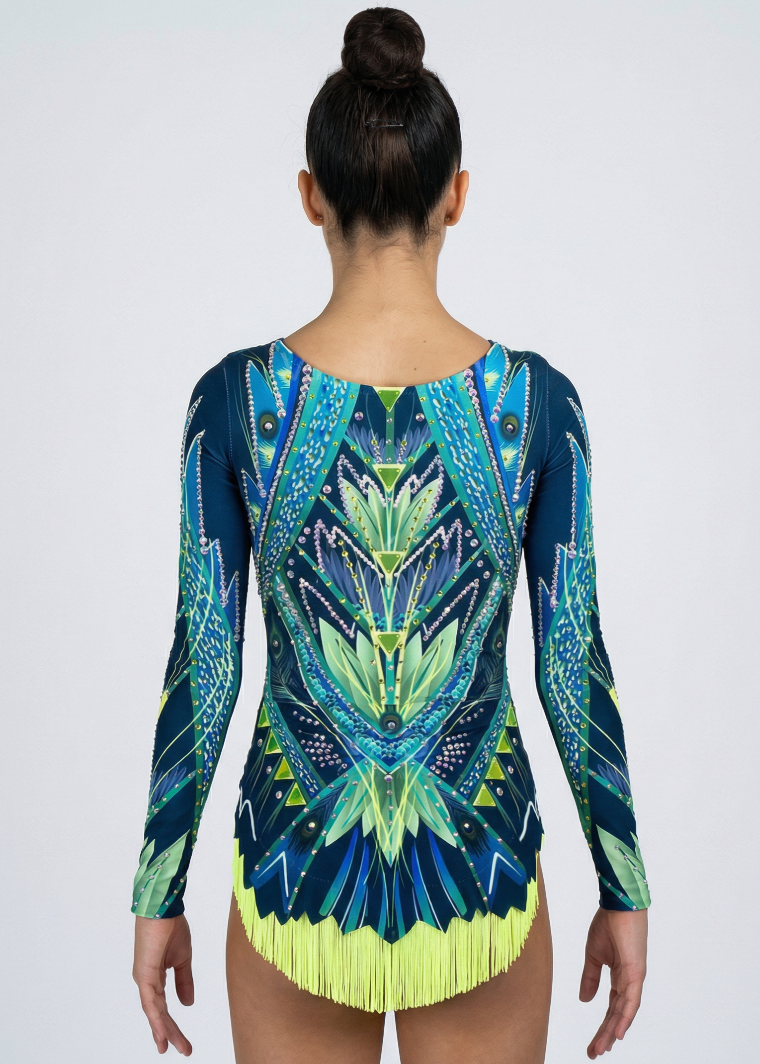 Maillot de gimnasia rítmica en verdes y azules con mangas largas, pedrería abundante y flecos amarillos creando un estilo geométrico vibrante.

Maillot de gimnasia rítmica en tonos verde lima y azul, con pedrería, simetrías marcadas y flecos amarillos aportando un acabado dinámico.

Maillot de gimnasia rítmica visto por la espalda en verdes y azules, con pedrería, mangas largas y diseño geométrico fluido con flecos amarillos.
