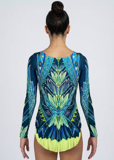 Body da gara per ginnastica ritmica in verde e blu con maniche lunghe, abbondanti strass e frange gialle per uno stile geometrico vibrante.
Body da gara per ginnastica ritmica nei toni verde lime e blu, con strass, simmetrie marcate e frange gialle per una finitura dinamica.
Body da gara per ginnastica ritmica visto di schiena in verde e blu, con strass, maniche lunghe e design geometrico fluido con frange gialle.