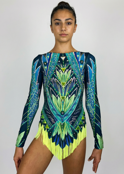 Body da gara per ginnastica ritmica in verde e blu con maniche lunghe, abbondanti strass e frange gialle per uno stile geometrico vibrante.
Body da gara per ginnastica ritmica nei toni verde lime e blu, con strass, simmetrie marcate e frange gialle per una finitura dinamica.
Body da gara per ginnastica ritmica visto di schiena in verde e blu, con strass, maniche lunghe e design geometrico fluido con frange gialle.