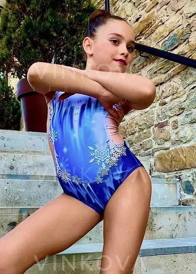 Body da ginnastica ritmica invernale con design di fiocchi di neve, cristalli di ghiaccio e sfumature blu.