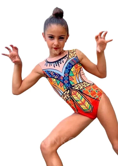 Body da ginnastica ritmica dal design tribale con motivi etnici, piume e stampa leopardata.