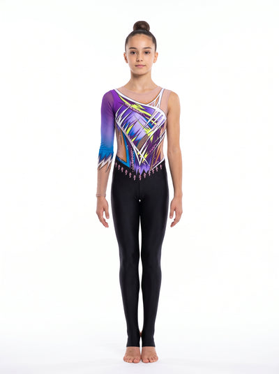 Tuta di ginnastica ritmica Dalia vista di fronte: pannelli viola con raggi giallo neon, una manica lunga sfumata e gamba lunga nera.