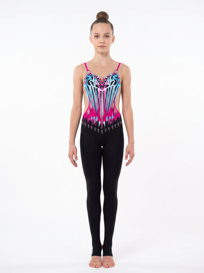 Tuta di ginnastica ritmica Florence vista di fronte: righe fucsia e azzurro cielo, spalline fucsia con anelli, senza maniche e gamba lunga nera.