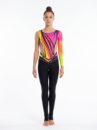 Tuta di ginnastica ritmica Lalo vista di fronte: fasce fucsia, arancioni e giallo neon, una manica lunga sfumata e gamba lunga nera.