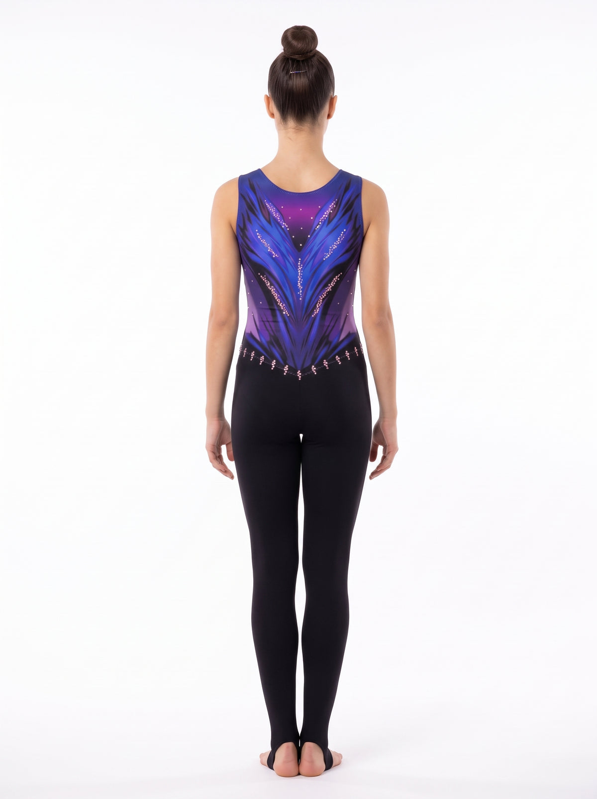 Retro della tuta di ginnastica ritmica San Antonio: piume viola e blu a V su fondo viola e gamba lunga nera.