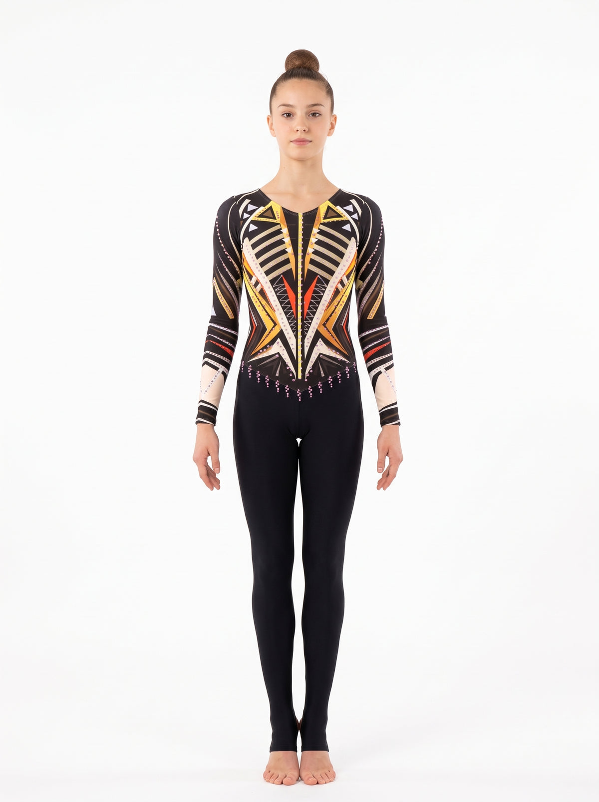 Tuta di ginnastica ritmica Survivor vista di fronte: geometrie oro, beige e rosse su nero, due maniche lunghe e gamba lunga nera.