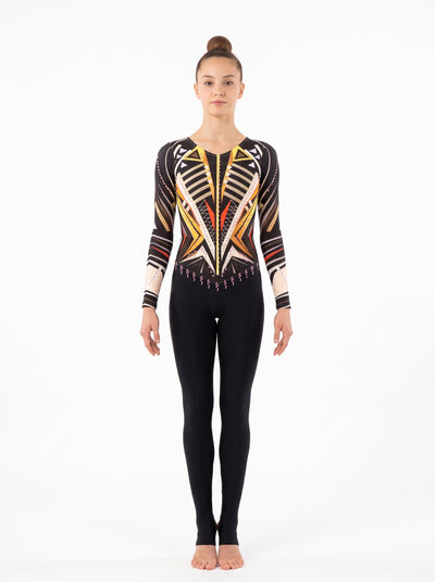 Tuta di ginnastica ritmica Survivor vista di fronte: geometrie oro, beige e rosse su nero, due maniche lunghe e gamba lunga nera.