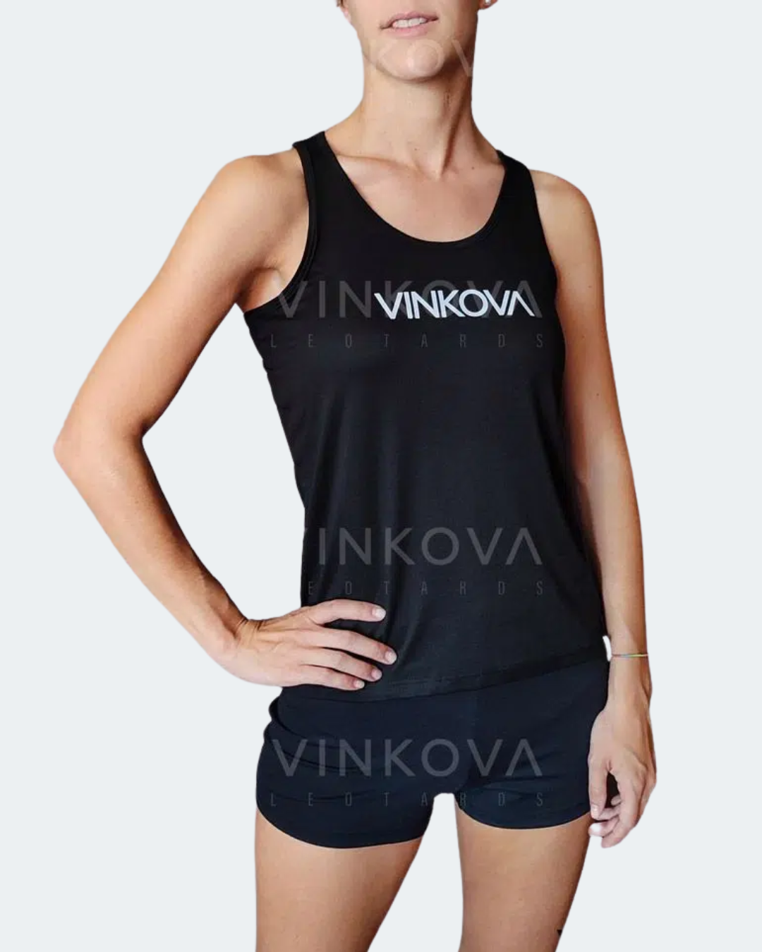 Canotta Vinkova, colore nero, con logo bianco e shorts neri.
