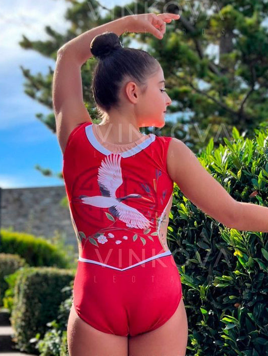 Body da ginnastica ritmica senza maniche in colore rosso vibrante con stampa artistica a tema asiatico e fiori di sakura.