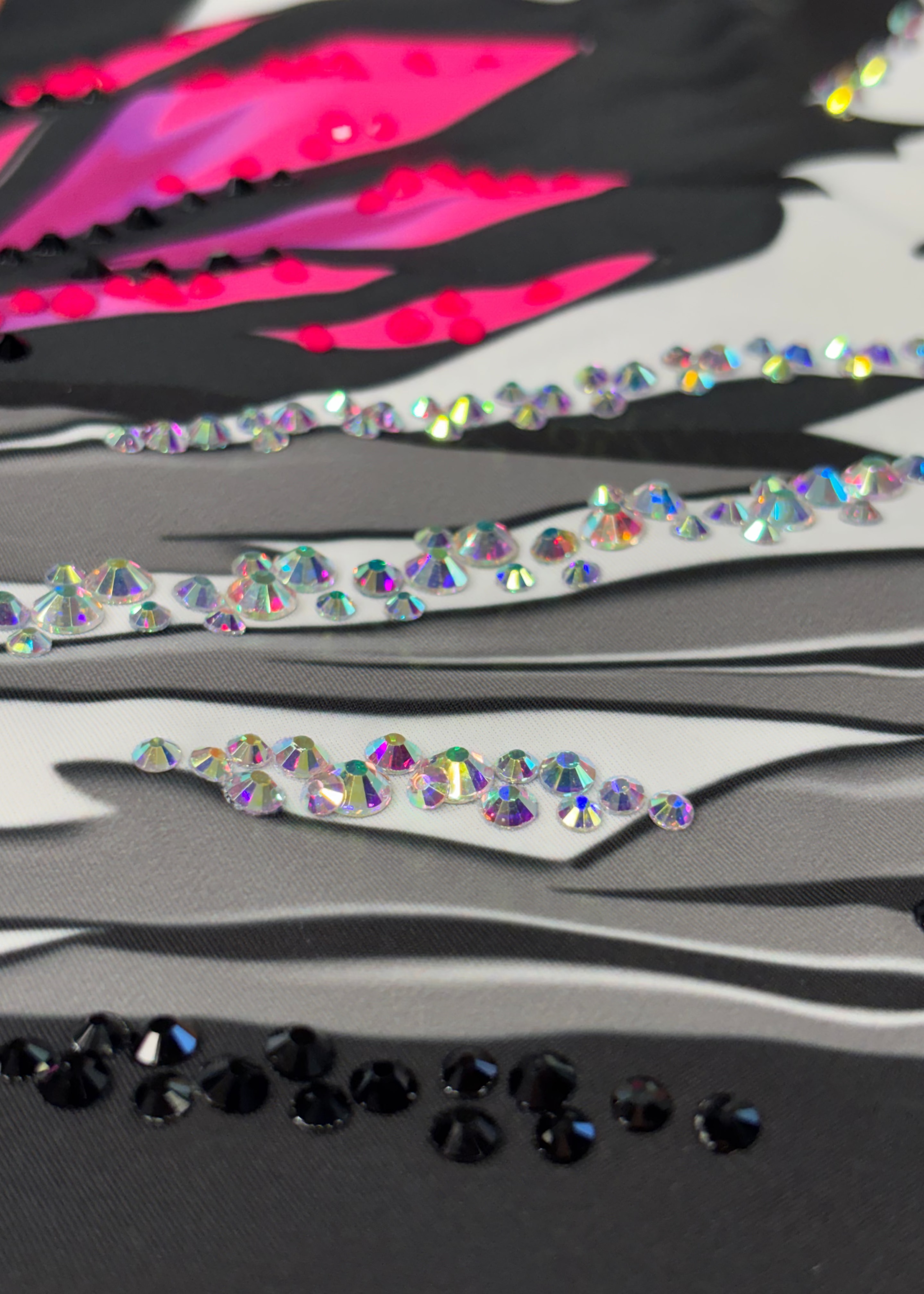 Body professionale da ginnastica ritmica senza maniche con strass multicolor.