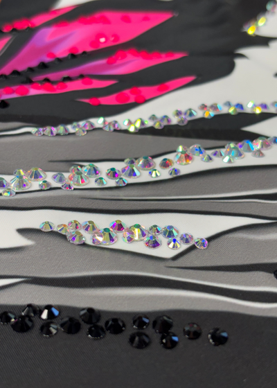 Body professionale da ginnastica ritmica senza maniche con strass multicolor.