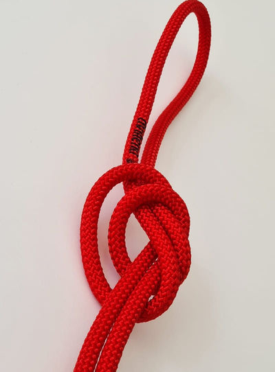 Fune da ginnastica ritmica rosso intenso omologata FIG in nylon intrecciato ad alta resistenza.