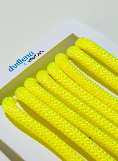 Fune da ginnastica ritmica giallo fluoro Dvillena & Vinkova con texture antiscivolo per competizione.