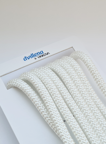 Cuerda de gimnasia rítmica blanca Dvillena & Vinkova con acabado satinado para presentaciones oficiales.