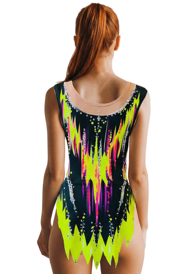 Body da gara per ginnastica ritmica nero con giallo neon e fucsia, strass brillanti e design posteriore a punta con linee verticali vibranti.
Body da ritmica scuro con dettagli neon, abbondanti strass, trasparenze superiori e motivo posteriore simmetrico con forme ascendenti.
Body da gara per ginnastica ritmica nero e giallo neon con cristalli raffinati, sfumature intense e stile posteriore dinamico con tratti luminosi.