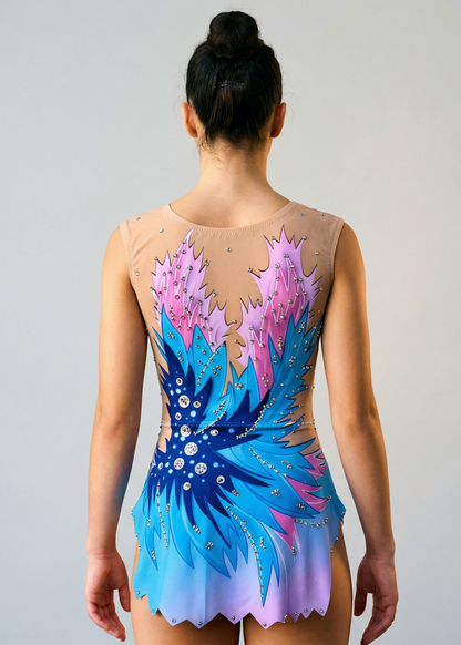 Maillot de gimnasia rítmica en rosa y azul con degradados, pedrería abundante y motivos flameados creando un estilo luminoso.

Maillot de gimnasia rítmica color claro con azules intensos, rosas suaves, pedrería brillante y diseño flameado de apariencia dinámica.

Maillot de gimnasia rítmica visto por la espalda en base clara con rosas y azules, pedrería y motivos flameados fluidos.