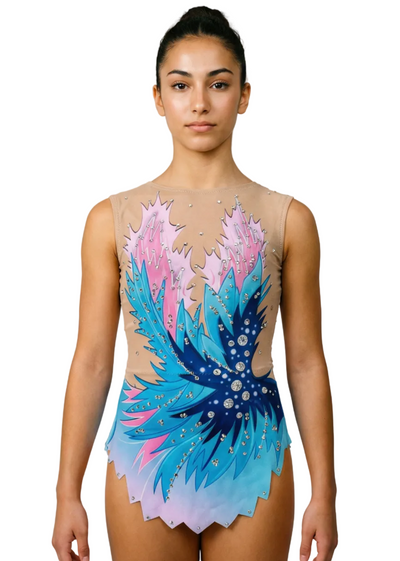 Body da gara per ginnastica ritmica in rosa e blu con sfumature, abbondanti strass e motivi fiammeggianti per uno stile luminoso.

Body per ginnastica ritmica in colore chiaro con blu intensi, rosa tenui, strass brillanti e design fiammeggiante dall'aspetto dinamico.

Body per ginnastica ritmica visto sul retro su base chiara con rosa e blu, strass e motivi fiammeggianti fluidi.