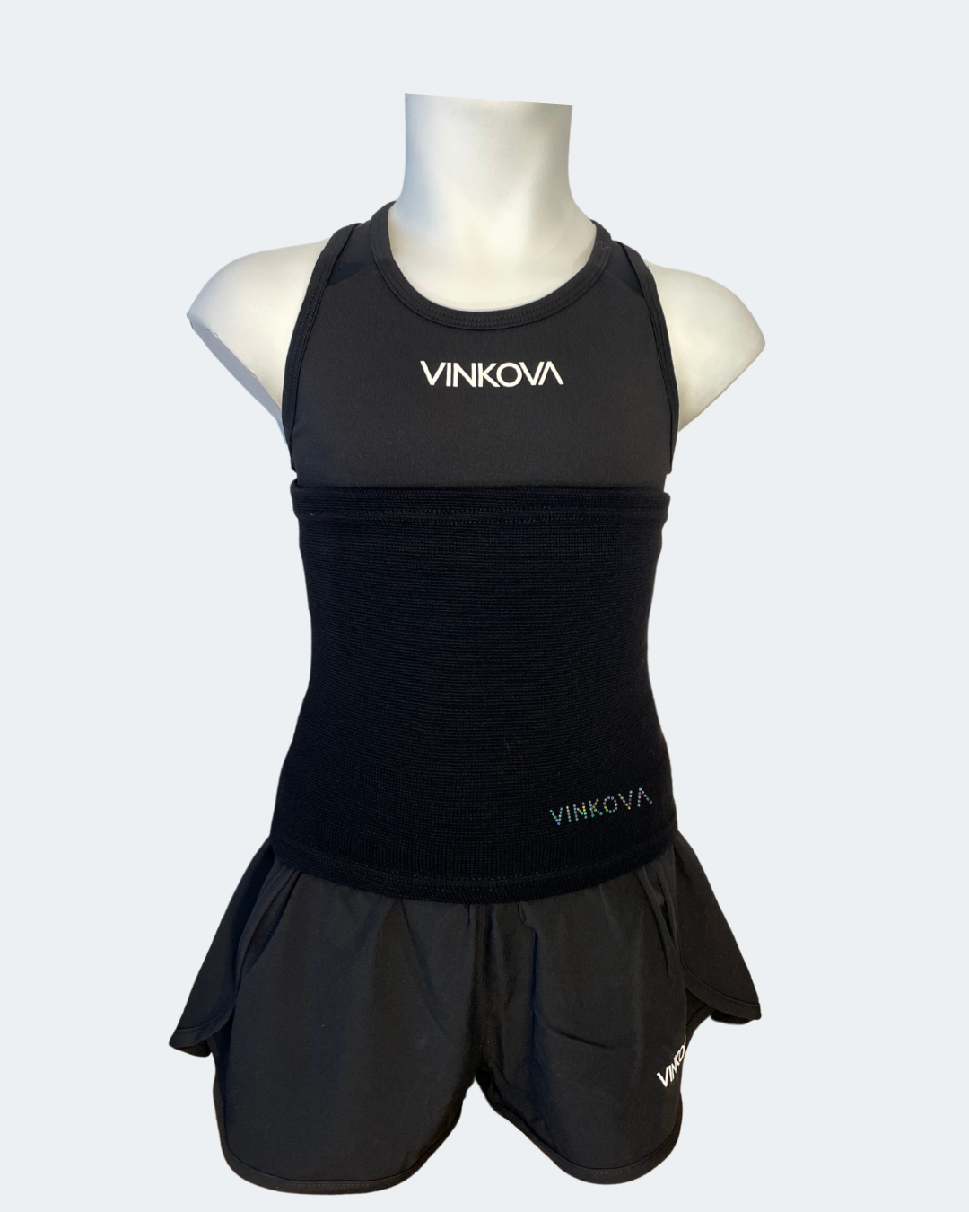 Fascia scaldavita Vinkova, colore nero, su un manichino con completo nero.