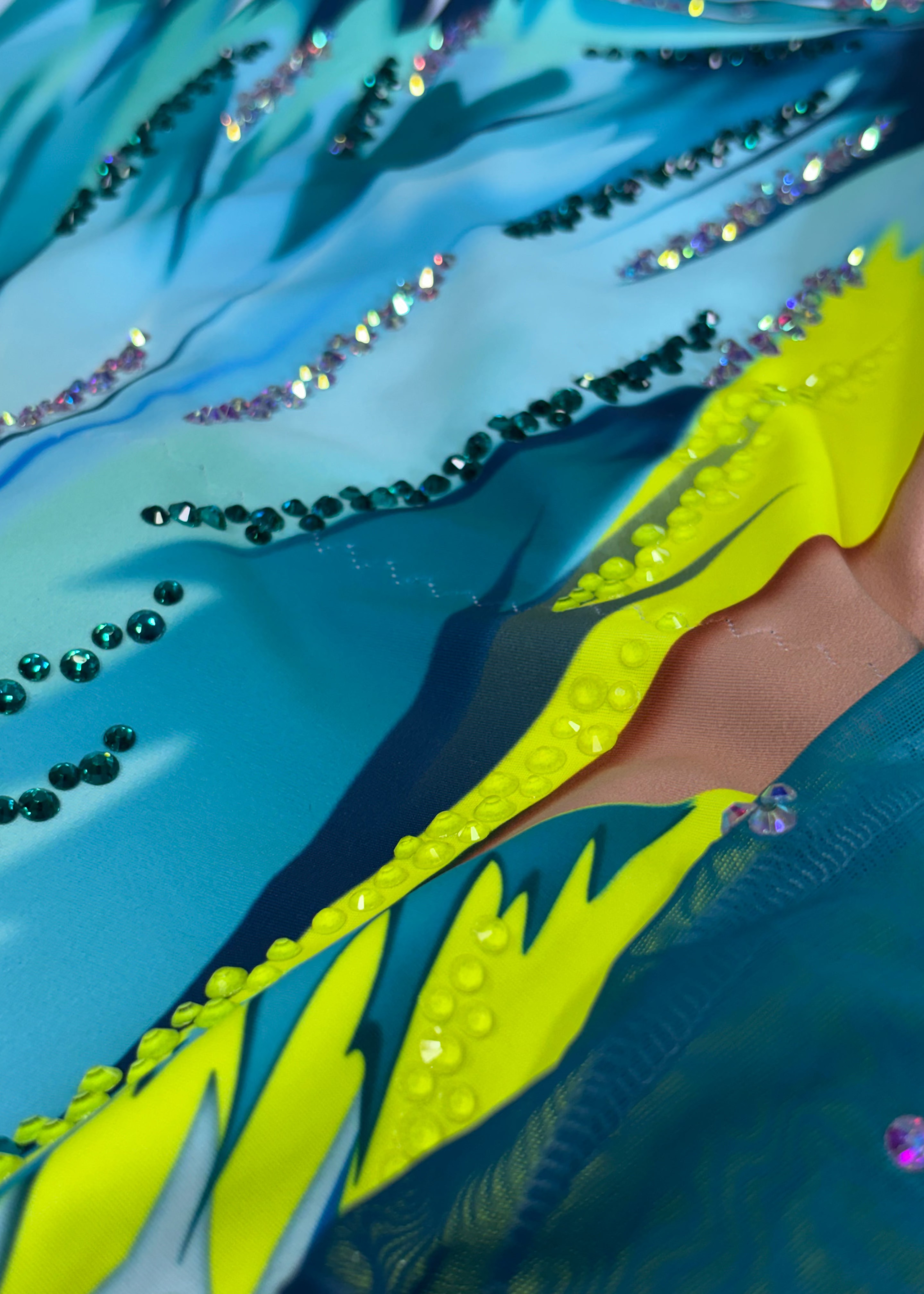 Body elastico da ginnastica ritmica con design a punte turchese e strass luminosi.