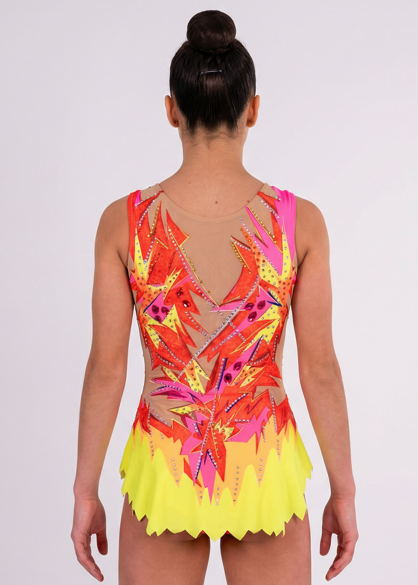 
Maillot de gimnasia rítmica en rojo, rosa y amarillo con pedrería, transparencias simuladas y motivos flameados creando un estilo vibrante.

Maillot de gimnasia rítmica color claro con rojos intensos, detalles amarillos y rosas, pedrería brillante y diseño flameado de aspecto dinámico.

Maillot de gimnasia rítmica visto por la espalda en base clara con rojos, rosas y amarillos, pedrería y trazos flameados fluidos.