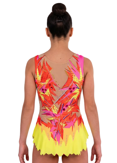 Body da gara per ginnastica ritmica in rosso, rosa e giallo con strass, trasparenze simulate e motivi fiammeggianti per uno stile vibrante.

Body per ginnastica ritmica in colore chiaro con rossi intensi, dettagli gialli e rosa, strass brillanti e design fiammeggiante dall'aspetto dinamico.

Body per ginnastica ritmica visto sul retro su base chiara con rossi, rosa e gialli, strass e tratti fiammeggianti fluidi.