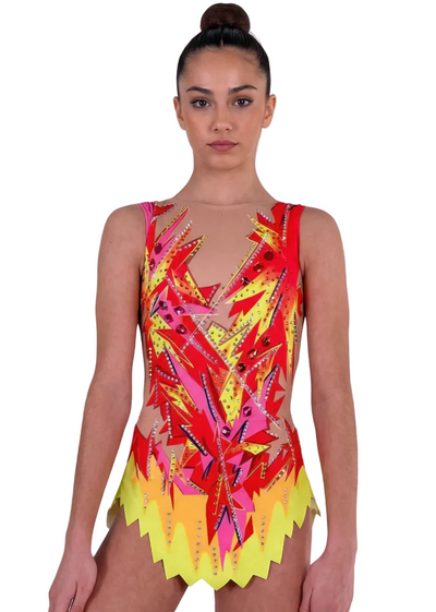 Body da gara per ginnastica ritmica in rosso, rosa e giallo con strass, trasparenze simulate e motivi fiammeggianti per uno stile vibrante.

Body per ginnastica ritmica in colore chiaro con rossi intensi, dettagli gialli e rosa, strass brillanti e design fiammeggiante dall'aspetto dinamico.

Body per ginnastica ritmica visto sul retro su base chiara con rossi, rosa e gialli, strass e tratti fiammeggianti fluidi.
