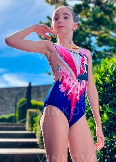 Body da ginnastica ritmica ispirato alla Francia con design a silhouette parigina, fiori rosa e Torre Eiffel.
