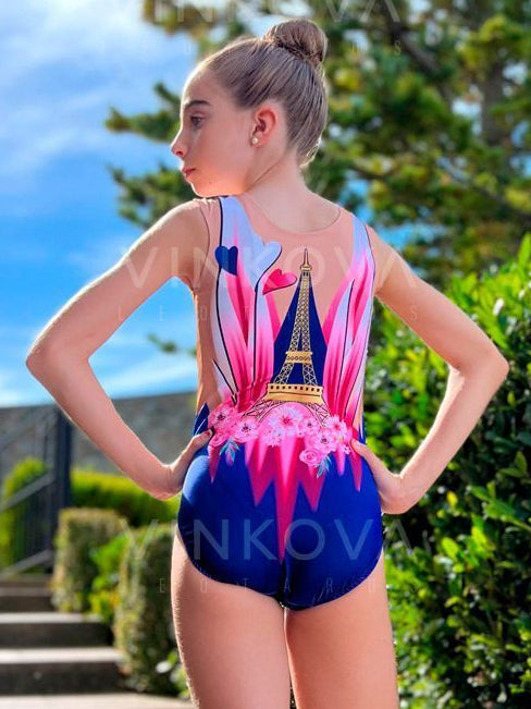 Body da ginnastica ritmica senza maniche in blu reale e fucsia con dettagli a collana dorata per l'allenamento.