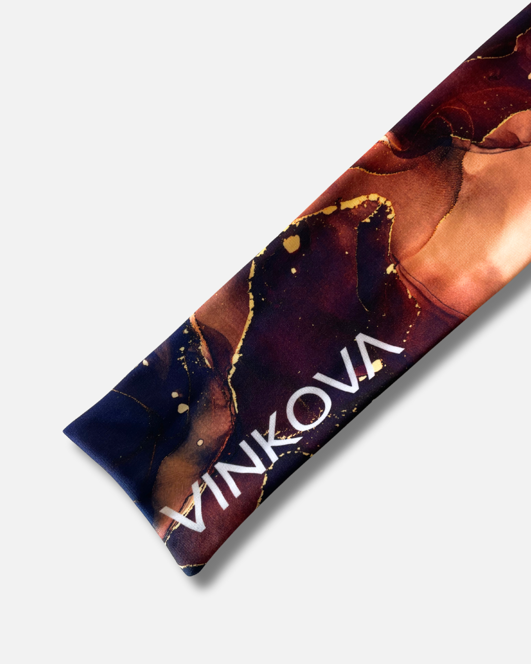 Dettaglio della stampa nero e oro e del logo sulla custodia per clavette Dark Vinkova.