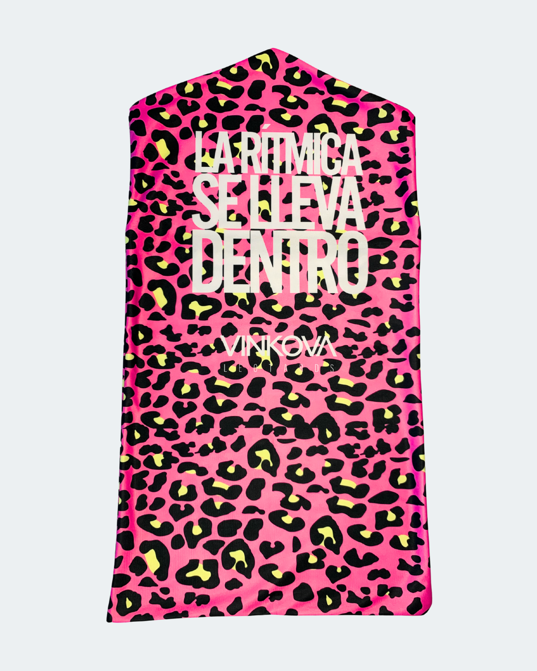 Custodia per body da ginnastica ritmica Pink Cheetah Vinkova, stampa leopardata rosa, lato con slogan.
