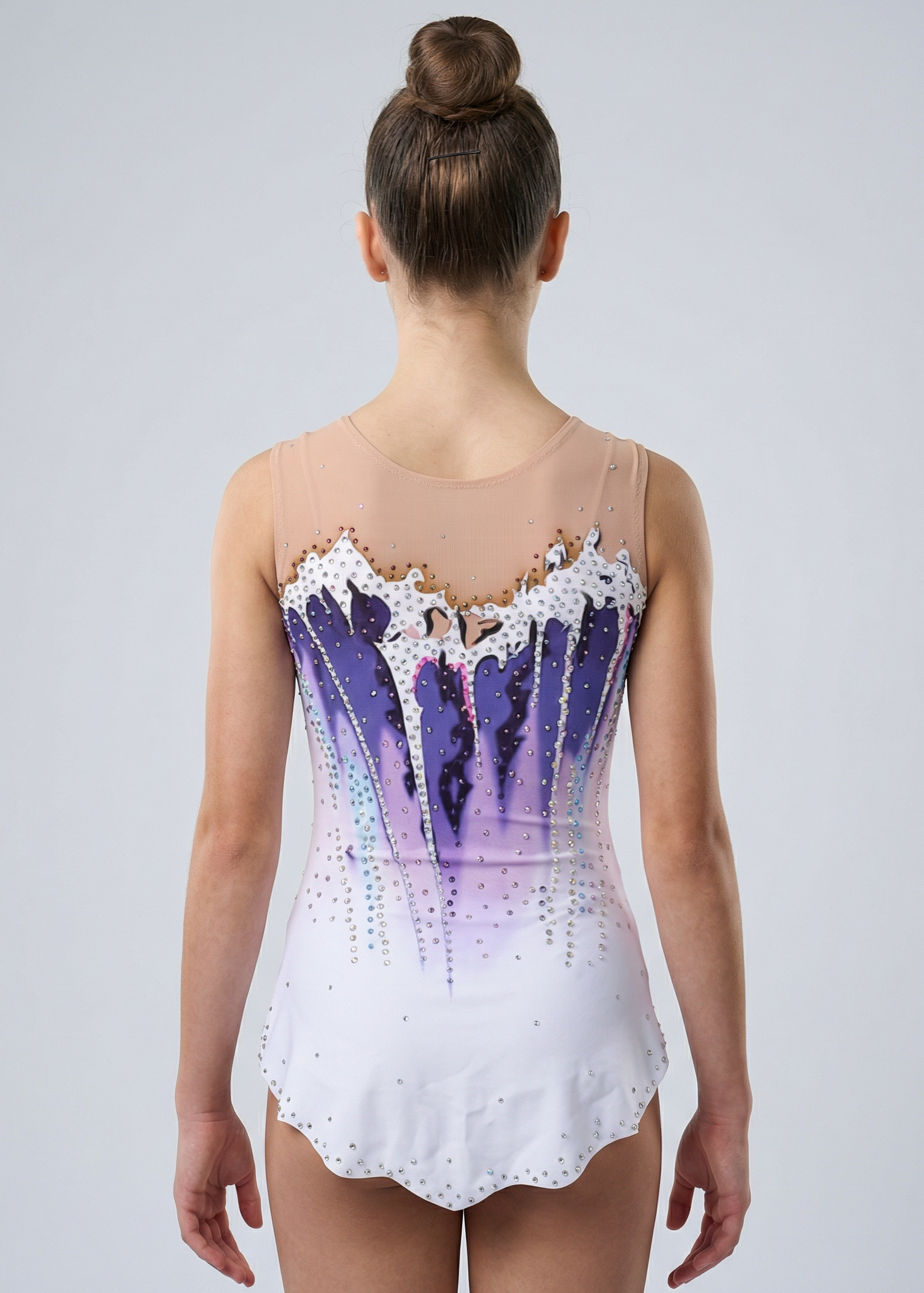Maillot de gimnasia rítmica en blanco y morado con degradados, pedrería abundante y bordes ondulados creando un estilo elegante.

Maillot de gimnasia rítmica color claro con morados intensos, detalles blancos, pedrería brillante y caída degradada que aporta un acabado delicado.

Maillot de gimnasia rítmica visto por la espalda en blanco y morado con pedrería, degradados suaves y bordes ondulados de estilo refinado.