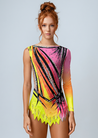 Body da gara per ginnastica ritmica rosa e giallo neon con sfumature, strass brillanti, una manica lunga e gonnellino sagomato in stile dinamico.
Body da ritmica giallo neon e rosa con rete color nudo, abbondanti strass, linee nere marcate e una manica lunga sfumata.
Schiena di un body da ritmica rosa e giallo neon con strass sparsi, sfumature vibranti e design grafico con linee ascendenti.