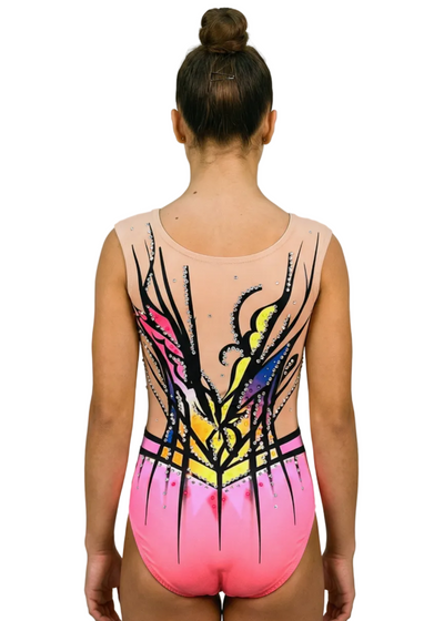 Body da gara per ginnastica ritmica in rosa, viola e giallo con strass e motivi floreali neri per uno stile vibrante.

Body per ginnastica ritmica in colore chiaro con rosa intensi, viola, gialli, strass brillanti e design floreale dall'aspetto dinamico.

Body per ginnastica ritmica visto sul retro su base chiara con rosa, gialli e viola, strass e linee nere stilizzate.