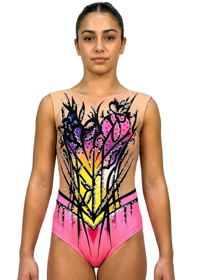 Body da gara per ginnastica ritmica in rosa, viola e giallo con strass e motivi floreali neri per uno stile vibrante.

Body per ginnastica ritmica in colore chiaro con rosa intensi, viola, gialli, strass brillanti e design floreale dall'aspetto dinamico.

Body per ginnastica ritmica visto sul retro su base chiara con rosa, gialli e viola, strass e linee nere stilizzate.