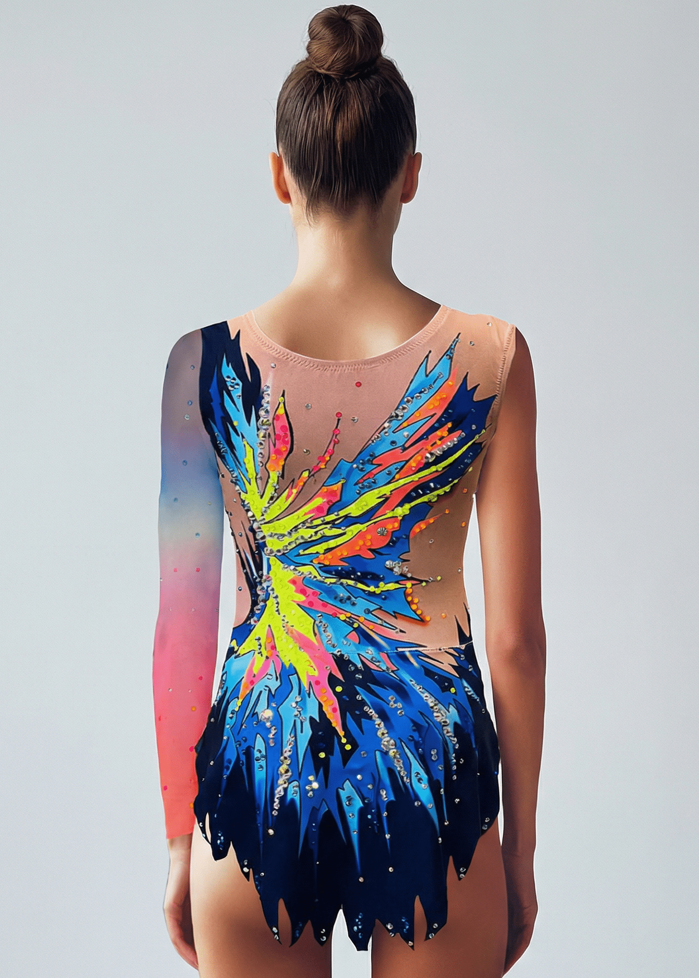 Maillot de gimnasia rítmica translúcido con tonos fucsia, morado y neón, pedrería brillante y diseño posterior explosivo de líneas afiladas vibrantes.
Maillot rítmico con base translúcida, detalles fucsia y morados, pedrería abundante y patrón posterior dinámico de formas neón contrastadas.
Maillot de gimnasia rítmica translúcido en rosa, morado y amarillo neón, pedrería dispersa y estilo posterior vibrante con trazos expansivos.