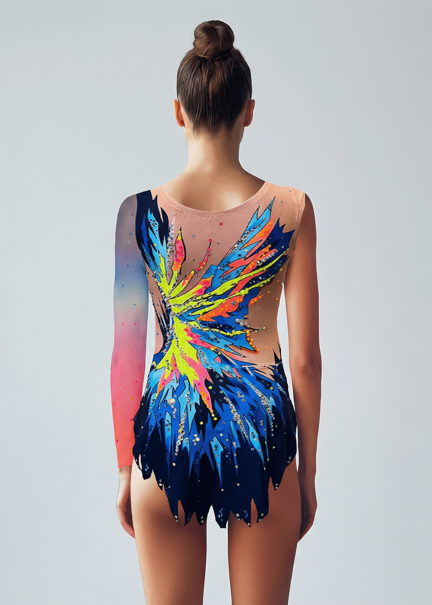 Maillot de gimnasia rítmica translúcido con tonos fucsia, morado y neón, pedrería brillante y diseño posterior explosivo de líneas afiladas vibrantes.
Maillot rítmico con base translúcida, detalles fucsia y morados, pedrería abundante y patrón posterior dinámico de formas neón contrastadas.
Maillot de gimnasia rítmica translúcido en rosa, morado y amarillo neón, pedrería dispersa y estilo posterior vibrante con trazos expansivos.