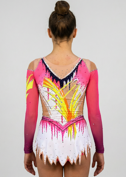 Maillot de gimnasia rítmica en blanco, rosa y amarillo con mangas degradadas, pedrería abundante y motivos flameados creando un estilo vibrante.

Maillot de gimnasia rítmica color claro con rosas intensos, detalles amarillos, pedrería brillante y diseño flameado que aporta un efecto dinámico.

Maillot de gimnasia rítmica visto por la espalda en blanco y rosa con pedrería, degradados y motivos amarillos formando un estilo fluido.