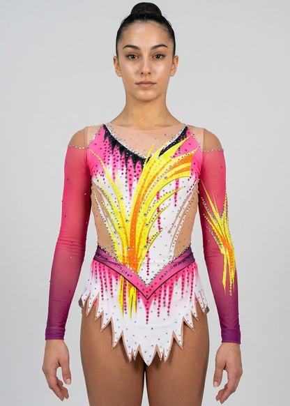 Maillot de gimnasia rítmica en blanco, rosa y amarillo con mangas degradadas, pedrería abundante y motivos flameados creando un estilo vibrante.

Maillot de gimnasia rítmica color claro con rosas intensos, detalles amarillos, pedrería brillante y diseño flameado que aporta un efecto dinámico.

Maillot de gimnasia rítmica visto por la espalda en blanco y rosa con pedrería, degradados y motivos amarillos formando un estilo fluido.