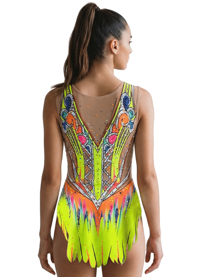 Schiena di un body da ritmica neon multicolore con rete color nudo, strass brillanti e design simmetrico con gonnellino sagomato vibrante.
Schiena di un body da gara per ginnastica ritmica in tonalità neon con abbondanti strass, rete color nudo e motivi ornamentali definiti.
Schiena di un body da ritmica multicolore neon con linee decorative, strass sparsi e gonnellino sagomato dallo stile accattivante.