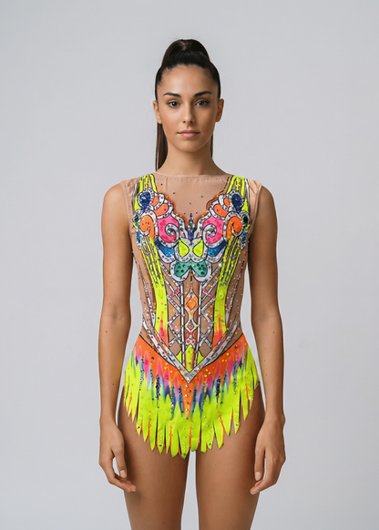 Maillot de gimnasia rítmica neón multicolor con transparencias tono piel, pedrería abundante y diseño simétrico tipo corpiño con falda recortada vibrante.
Maillot rítmico multicolor neón con transparencias tono piel, pedrería brillante, detalles ornamentales centrales y falda recortada en estilo llamativo.
Espalda de maillot rítmico neón multicolor con transparencias tono piel, pedrería dispersa y diseño fluido de líneas decorativas.