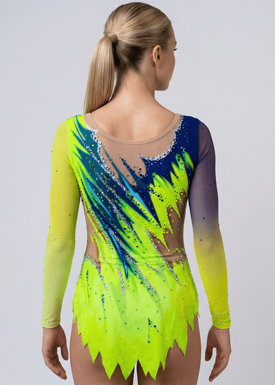 Body da gara per ginnastica ritmica giallo e blu con maniche lunghe, trasparenze laterali, strass brillanti e design posteriore ondulato sfumato.
Body da ritmica giallo lime e blu profondo, maniche sfumate, abbondanti strass e stile posteriore dinamico con tratti fluidi.
Body da gara per ginnastica ritmica giallo e blu con dettagli trasparenti, cristalli raffinati e motivo posteriore vibrante con forme ascendenti.