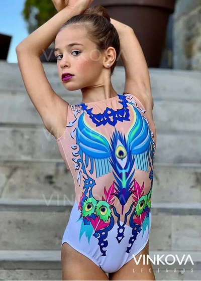 Body da ginnastica ritmica modello Aladdin con design a pavone in blu e bianco.