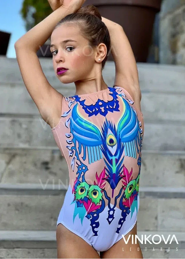 Body da ginnastica ritmica modello Aladdin con design a pavone in blu e bianco.