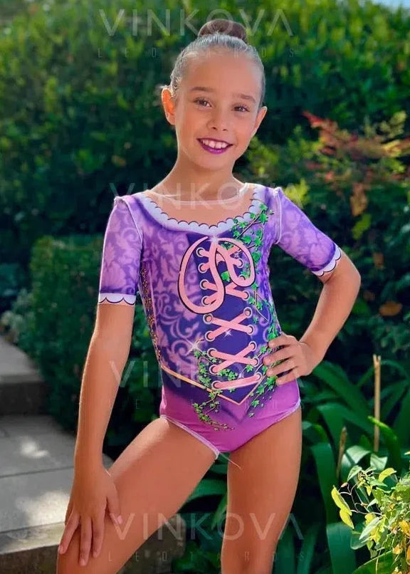 Body da ginnastica ritmica da principessa con design a corsetto lilla, edera e pizzo per l'allenamento.