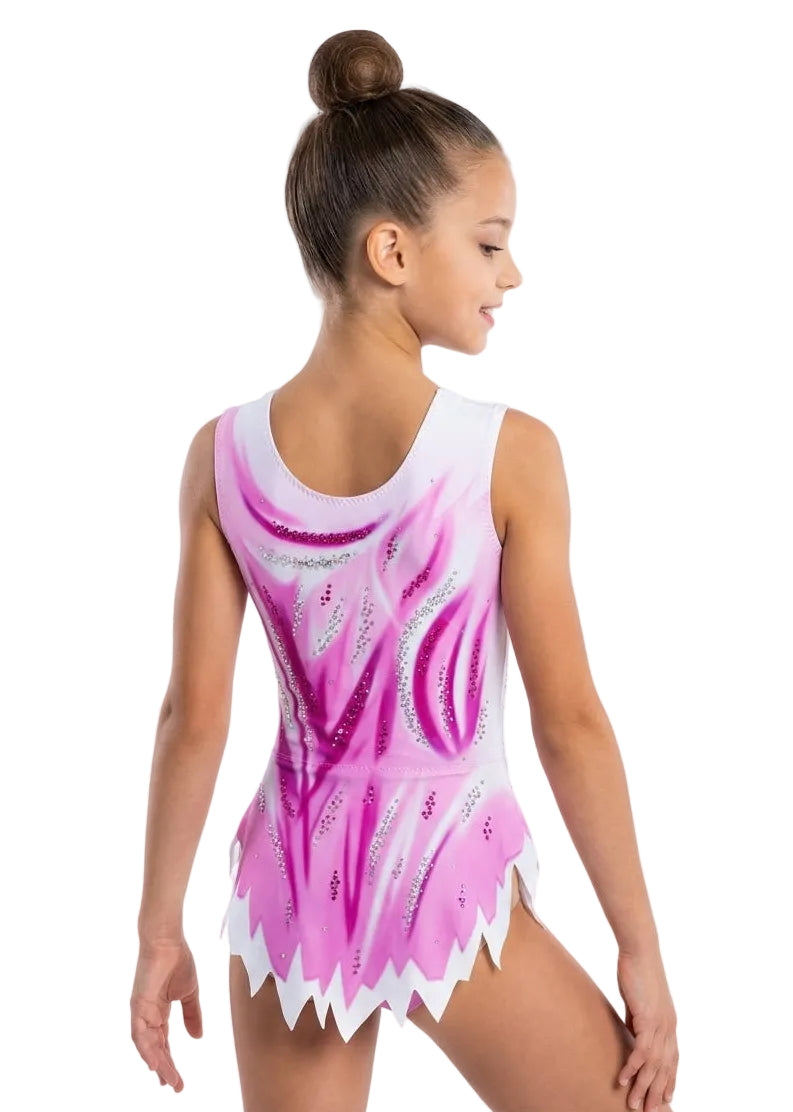 Body professionale elastico con gonnellino a punte, decorato con cristalli e motivi astratti nei toni fucsia e bianco.