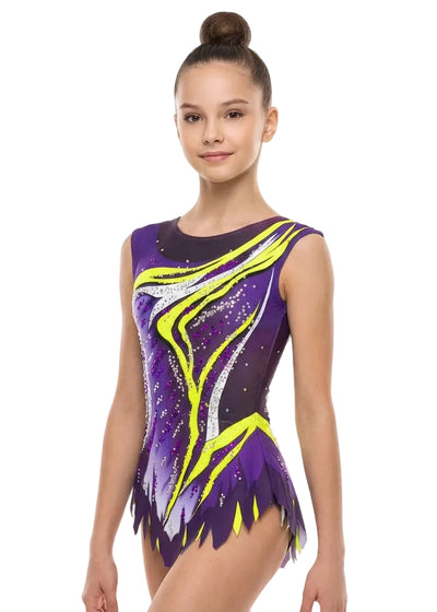 Body da ginnastica ritmica viola con dettagli giallo fluoro e cristalli strass brillanti per competizione.