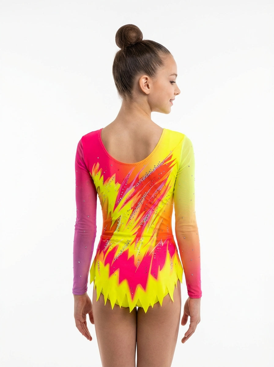Maillot de competición homologado FIG con falda de picos y motivos geométricos brillantes en tonos fucsia y neón.