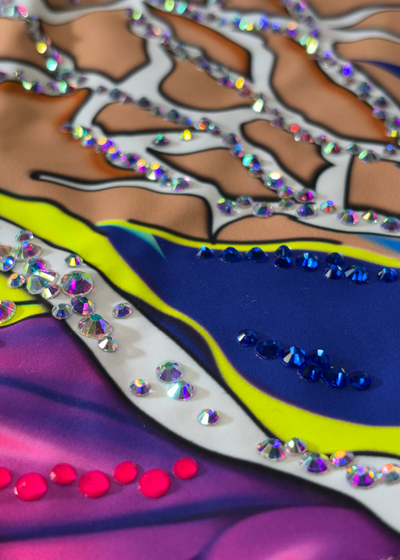 Body multicolor con gonnellino a punte e dettagli in viola, verde e giallo per ginnastica ritmica.