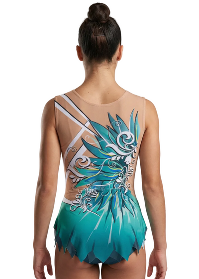 Body da gara per ginnastica ritmica nei toni del turchese e verde con strass, sfumature e motivi floreali per uno stile elegante.

Body per ginnastica ritmica in colore chiaro con verdi intensi, dettagli bianchi, strass brillanti e design floreale dall'aspetto dinamico.

Body per ginnastica ritmica visto sul retro su base chiara con verdi e turchesi, strass e motivi floreali fluidi.